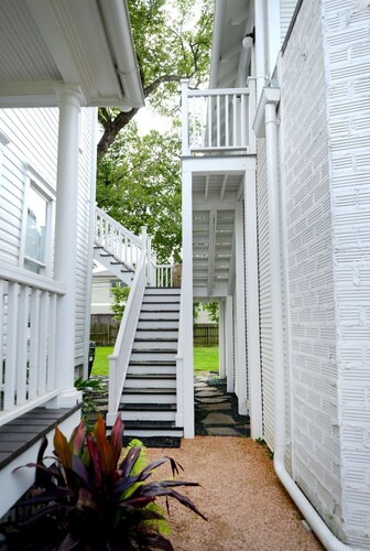 Historic Heights Carriage House Apartment