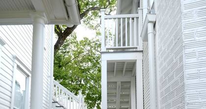 Historic Heights Carriage House Apartment