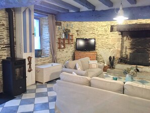 Fernseher, Kamin, Bücher, Stereoanlage