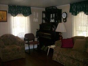 Smart TV, fireplace, books - GRANDMAS VACATION HOME ON REEDS  CREEK, WV No WiFi or cell service. No hottub!! (Franklin)