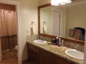 Kombinert dusj/badekar, hårføner, håndklær og såpe