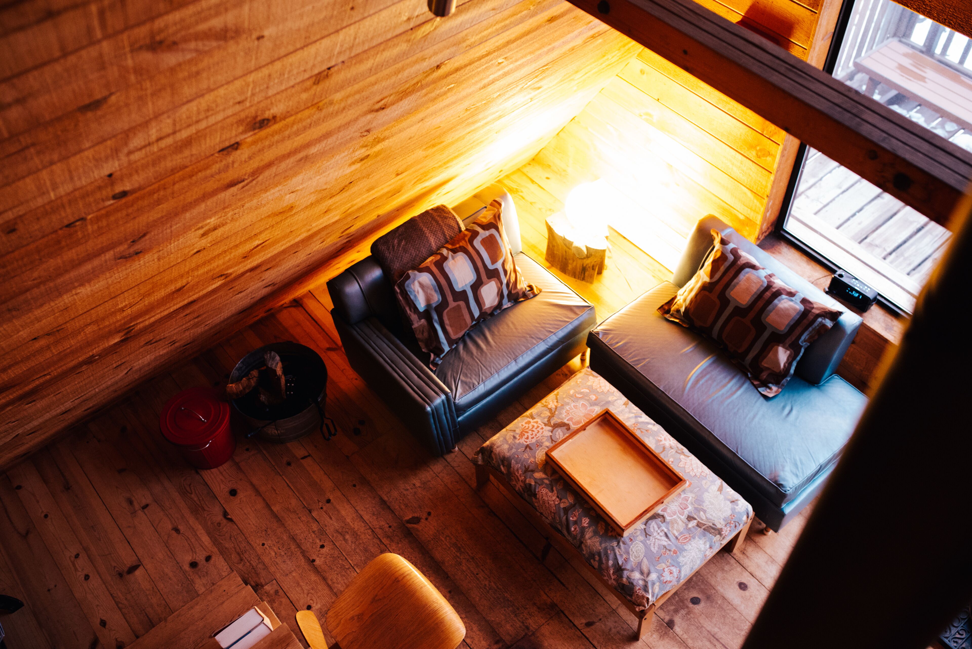 Smart TV, fireplace, DVD player, books