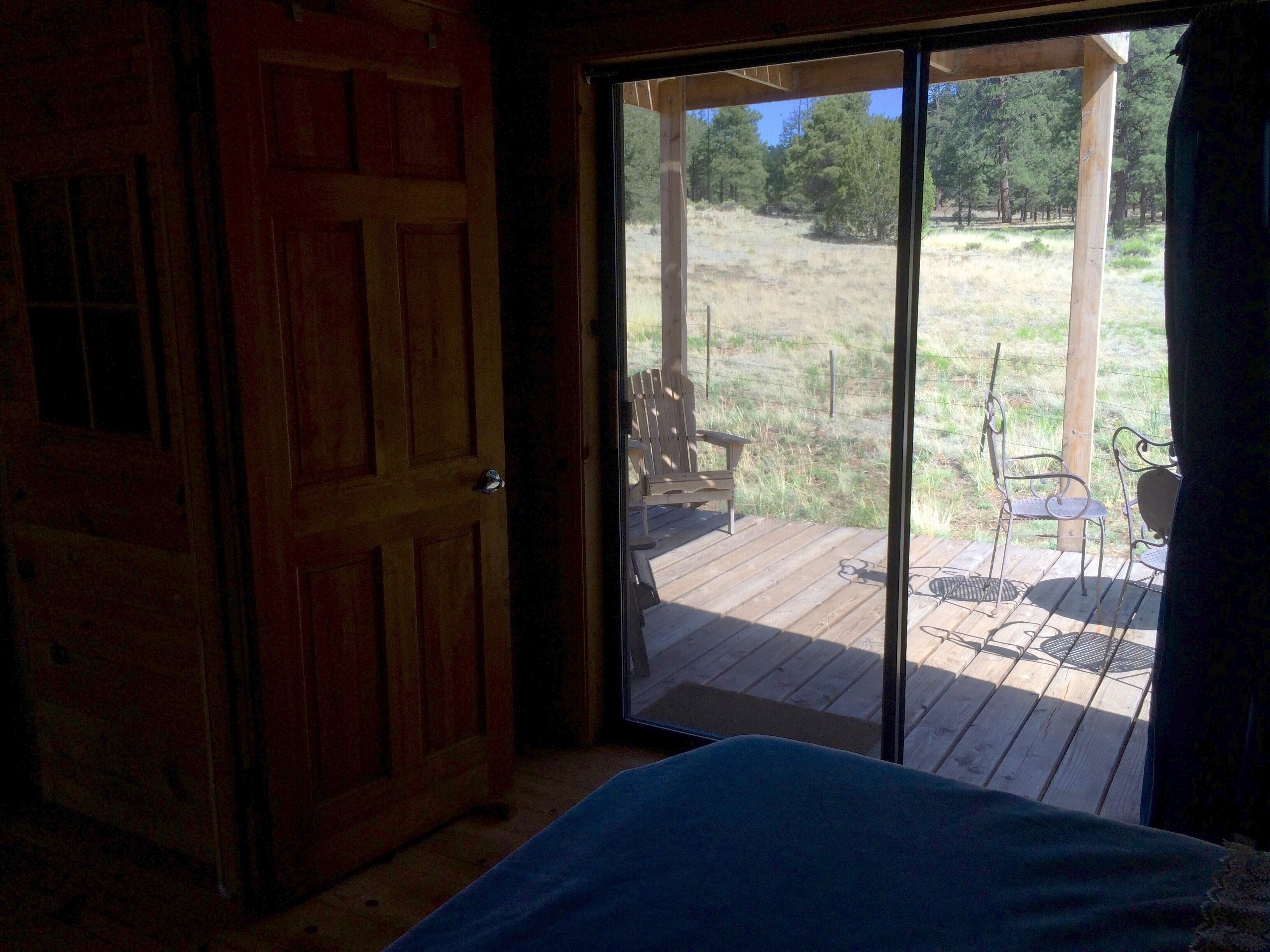 1 habitación, escritorio, tabla de planchar con plancha y cuna de viaje 