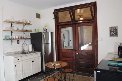 Historic Mercantile Studio - Ground Floor w/Fireplace & Parking