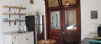 Historic Mercantile Studio - Ground Floor w/Fireplace & Parking