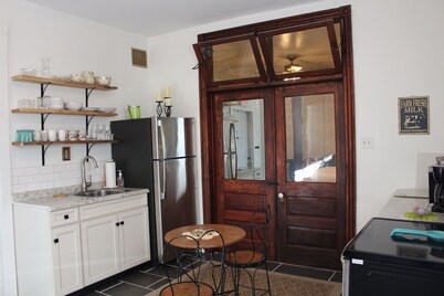 Historic Mercantile Studio - Ground Floor w/Fireplace & Parking