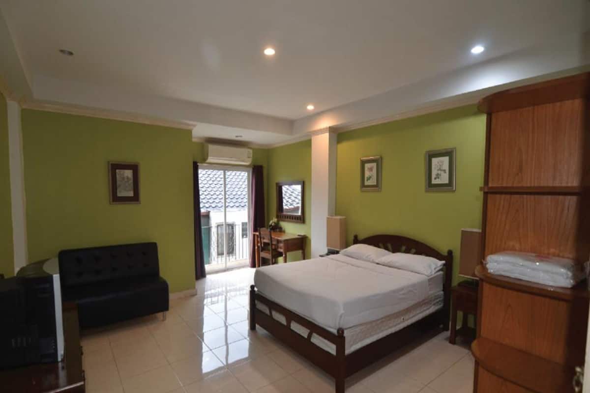 Deluxe Room | Living room