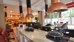 Ze serveren er lunch en diner 
