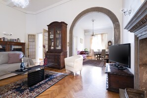 Fernseher, Kamin, Bücher, Musikbibliothek