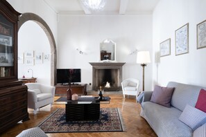 Fernseher, Kamin, Bücher, Musikbibliothek