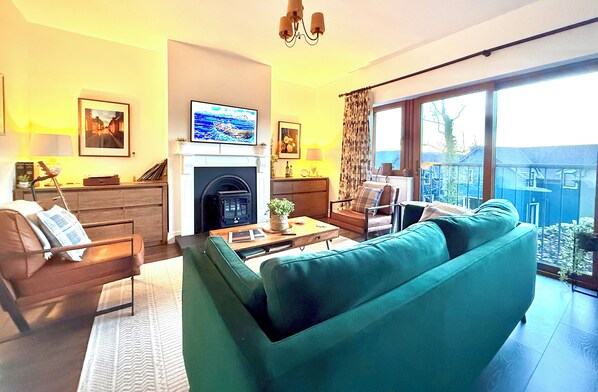 Fernseher, Kamin, DVD-Player, Bücher