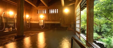 Artículos de tocador gratuitos, secador de pelo, pantuflas, bidet