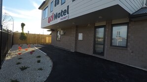 Ein Motel mit Schild, das freie Zimmer anzeigt.
