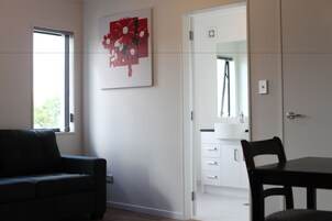 Cortinas blackout, tabla de planchar con plancha y wifi gratis 