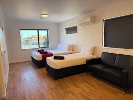 Cortinas blackout, tabla de planchar con plancha y wifi gratis 