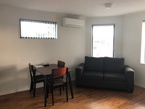 32-inch flat-screen TV with cable channels, TV - Uni Motel (Hamilton)