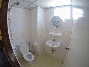 Shower, towels - ST Apartment (Samut Sakhon)
