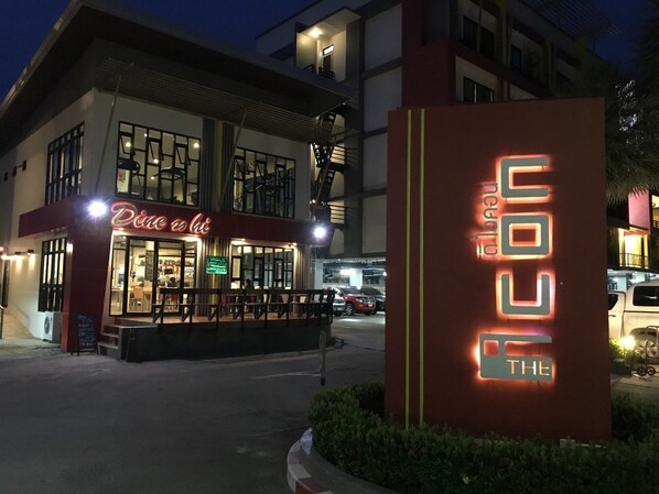 Exterior - The Icon Service Apartment (Si Maha Phot)