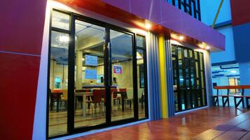 Breakfast, lunch, dinner served; local and international cuisine