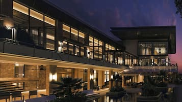 2 hồ bơi ngoài trời