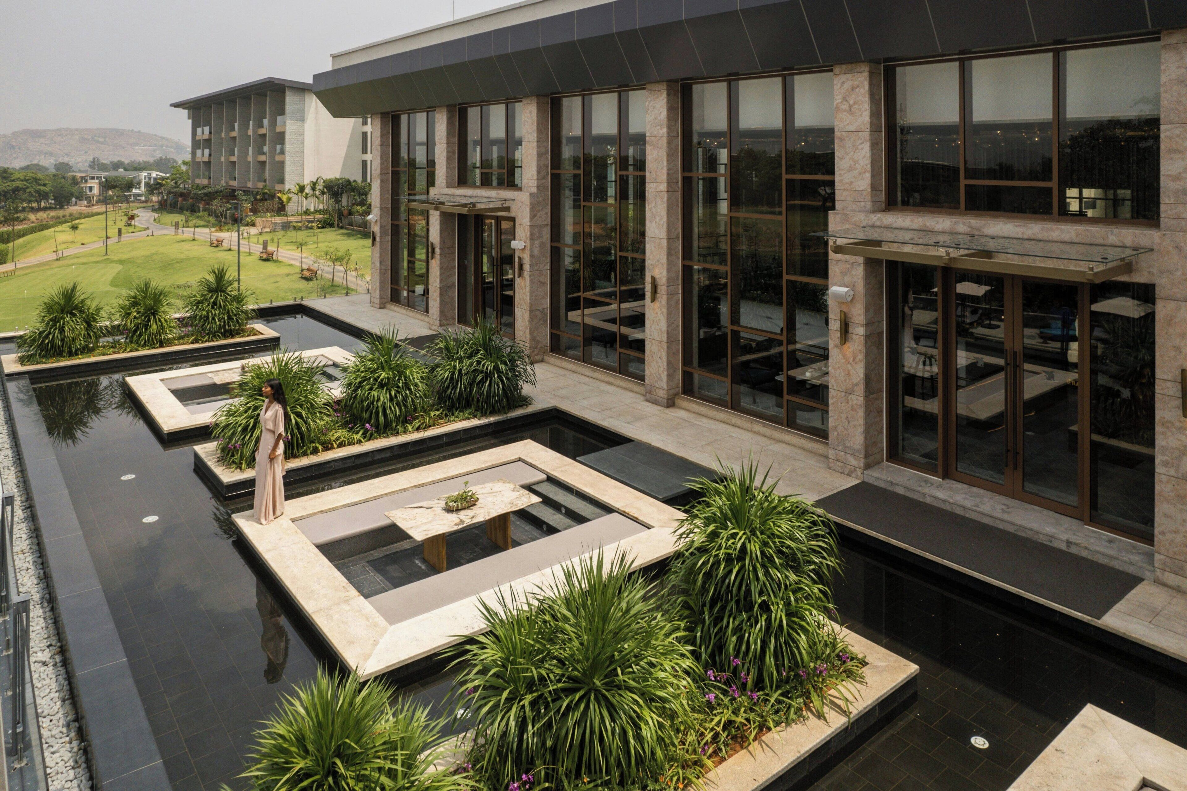 2 bars/lounges, lobby lounge