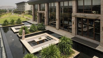 2 bars/lounges, lobby lounge