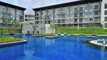 2 outdoor pools