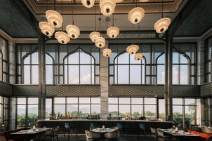 6 restaurants, international cuisine