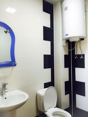 Apartamento Deluxe, 1 habitación | Baño | Ducha y toallas