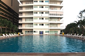 Outdoor pool, sun loungers - Viewtalay6 by Pat 42 (Pattaya)