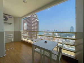 Studio Room with City View | Fasilitas kamar