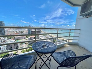 Studio Room with Sea view | Terrace/patio - Viewtalay6 by Pat 42 (Pattaya)