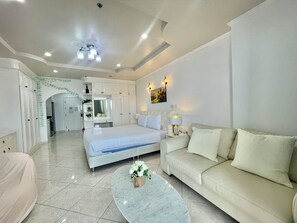 Studio Room with Sea view | In-room safe, free WiFi - Viewtalay6 by Pat 42 (Pattaya)