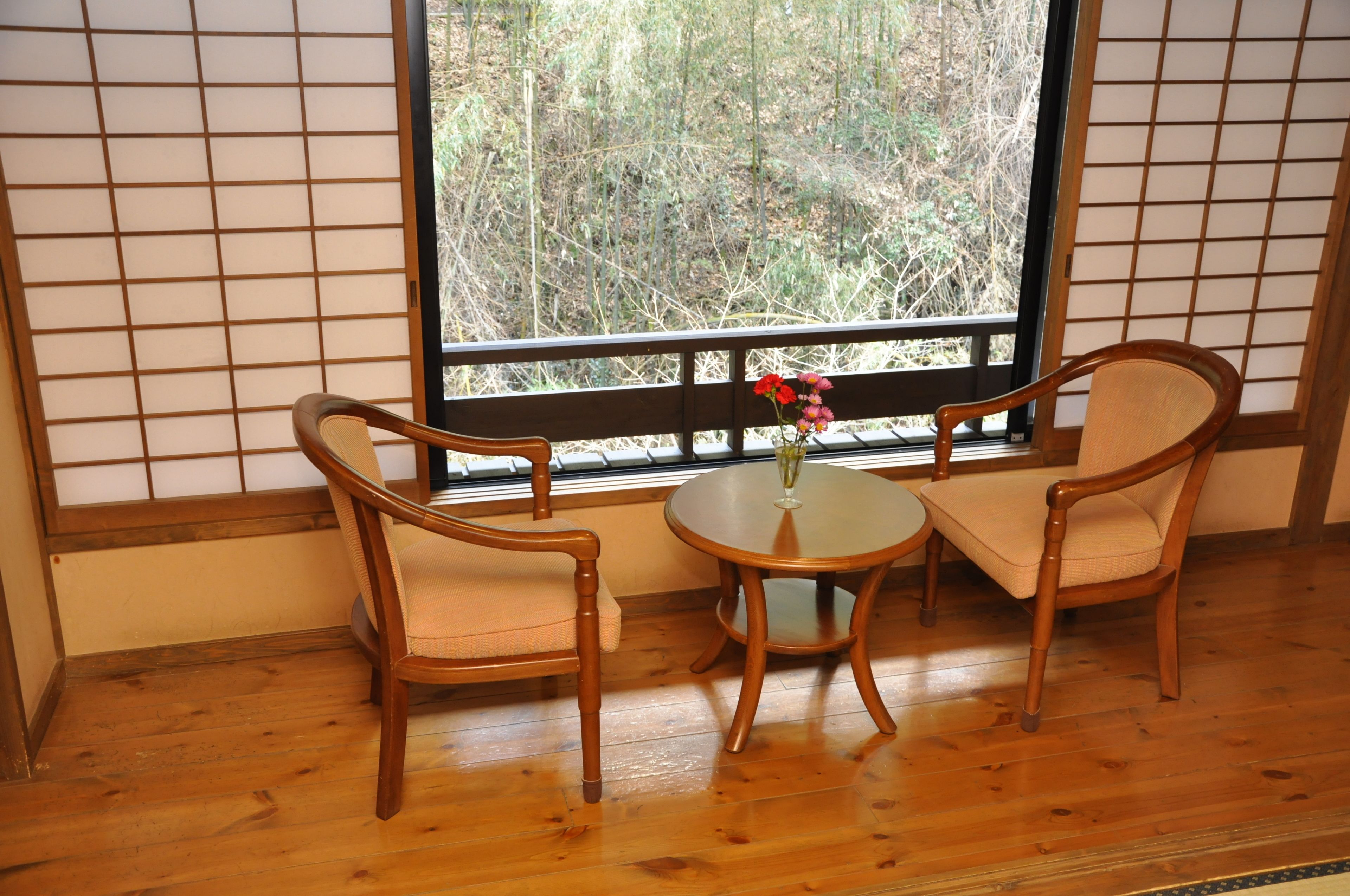 房內夾萬、書桌、免費 Wi-Fi、床單