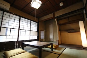 Traditional Twin Room, Shared Bathroom | Interior detail