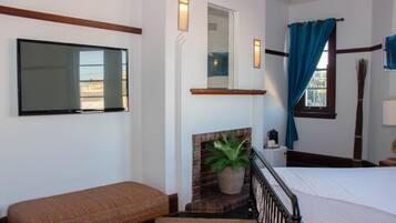 King Room with Ensuite Bathroom | Iron/ironing board, bed sheets