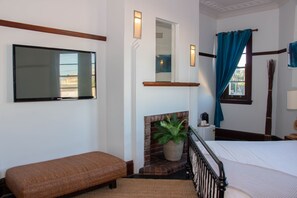 King Room with Ensuite Bathroom | Iron/ironing board, bed sheets - Charing Cross Hotel (Queens Park)