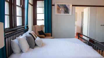 King Room with Ensuite Bathroom | Iron/ironing board, bed sheets