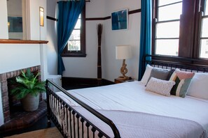 King Room with Ensuite Bathroom | Iron/ironing board, bed sheets - Charing Cross Hotel (Queens Park)