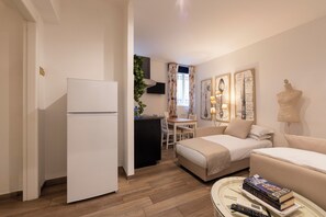 Basic Room, Ground Floor | Living area | 32-cm flat-screen TV with digital channels, TV, Netflix - Flaminia Rooms&Suites (Rome)