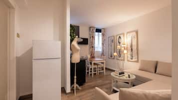 Apartamento, planta baja | Zona de estar | Televisión de pantalla plana de 32 cm con canales digitales