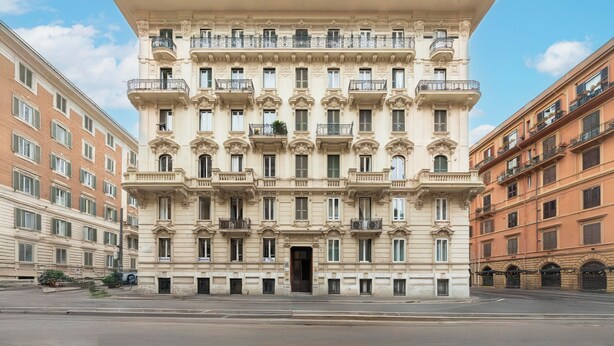 A multi-story building with a symmetrical facade, large windows, and balconies. - Flaminia Rooms&Suites (Rome)