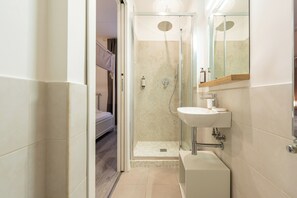 Habitación Deluxe doble | Baño | Ducha, cabezal de ducha tipo lluvia, secador de pelo y bidé