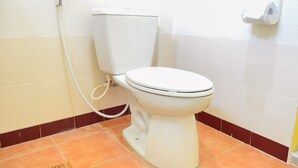 Chambre Double Standard | Salle de bain | Douche, serviettes fournies, shampoing, papier toilette
