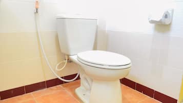 Habitación doble estándar | Baño | Regadera, toallas, shampoo, papel de baño