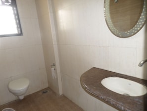 Twin Bed AC | Bathroom | Combined shower/tub, towels