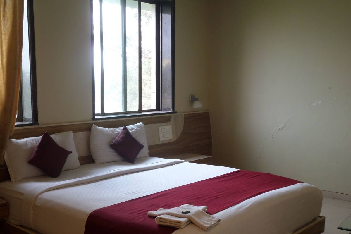 Grand Room | In-room safe, desk, rollaway beds, free WiFi