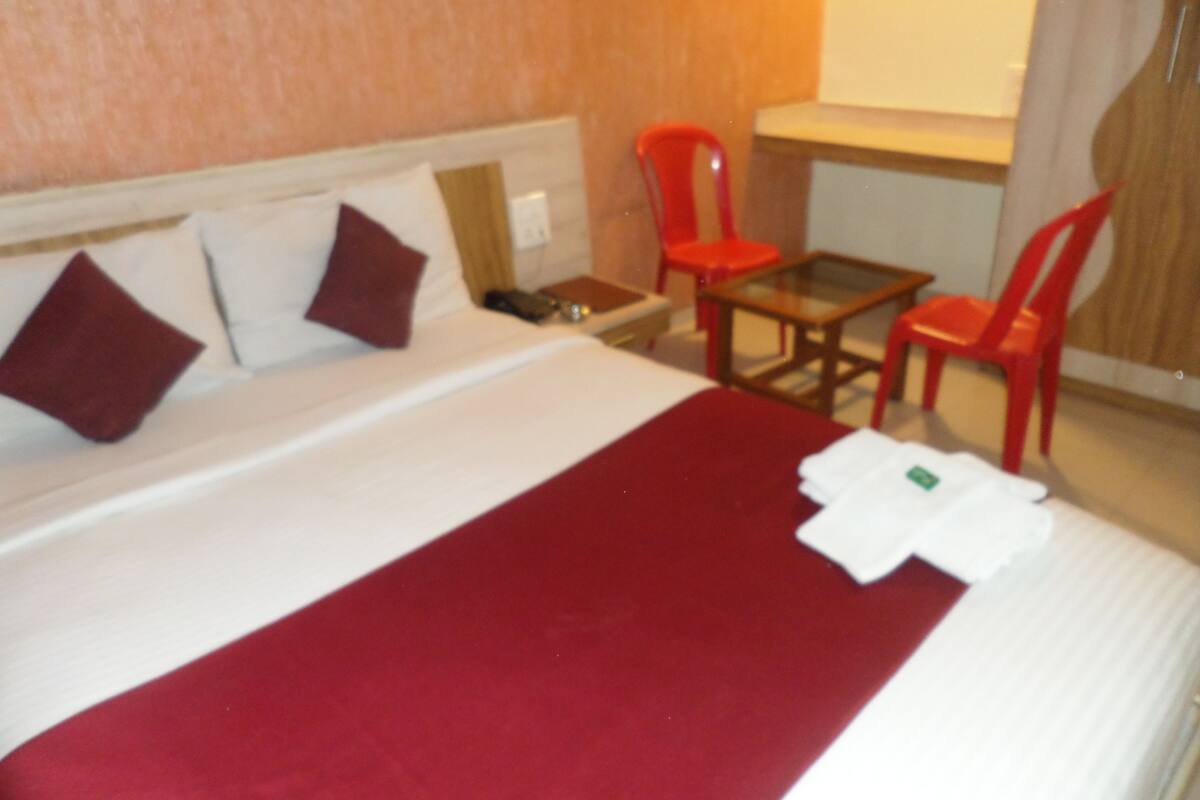 Deluxe Room (AC) | In-room safe, desk, rollaway beds, free WiFi
