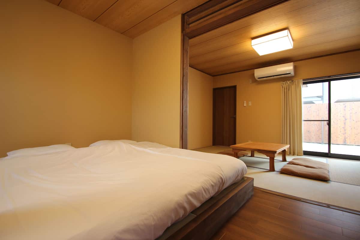 Comfort vierpersoonskamer, niet-roken | 1 slaapkamer, een kluis op de kamer, gratis wifi, beddengoed
