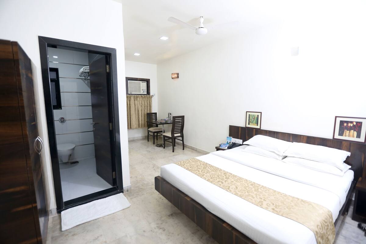 Habitación Deluxe | Baño | Regadera, amenidades de baño gratuitas, toallas